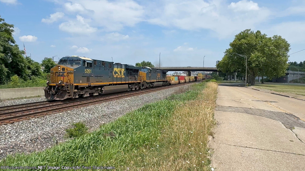 CSX 5261 leads I135.